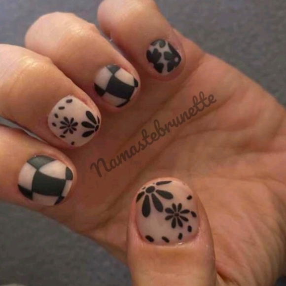 2/$16 Black Matte Floral Checkerboard Press On Nails - Picture 6 of 16